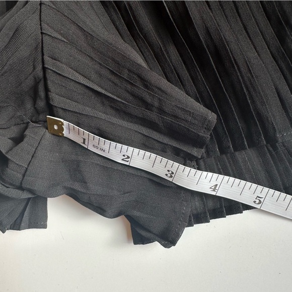 Available by Angela Women’s Black Pleated Flowy Shorts Size L NWT Built-In Liner - Picture 7 of 7